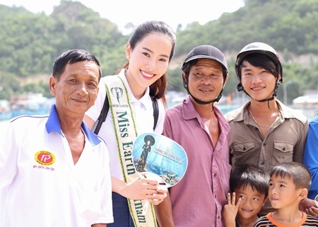 Nam Em mang theo 100 cây quạt với thông điệp bảo vệ môi trường đến Miss Earth