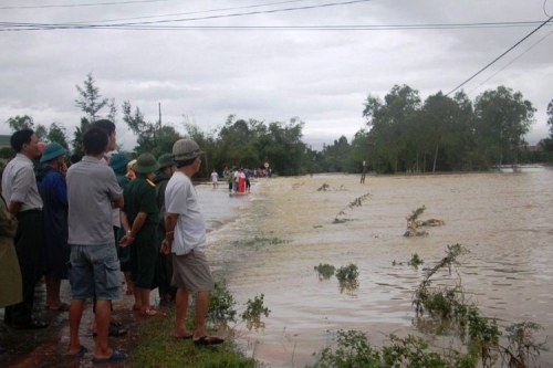 Mưa lớn kéo dài, 3 học sinh bị nước lũ cuốn trôi