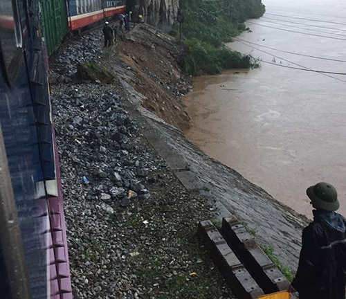 Giải cứu 132 hành khách tàu SE19 mắc kẹt ở Quảng Bình