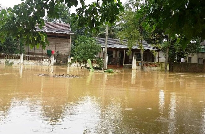 60.000 học sinh Hà Tĩnh không thể đến trường vì mưa lũ cô lập