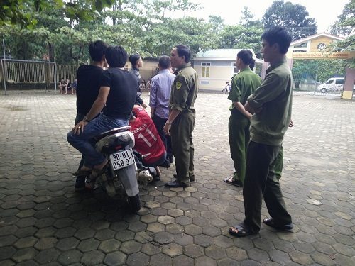 Nhóm côn đồ xông vào trường ném vỡ kính, dọa bắn bảo vệ