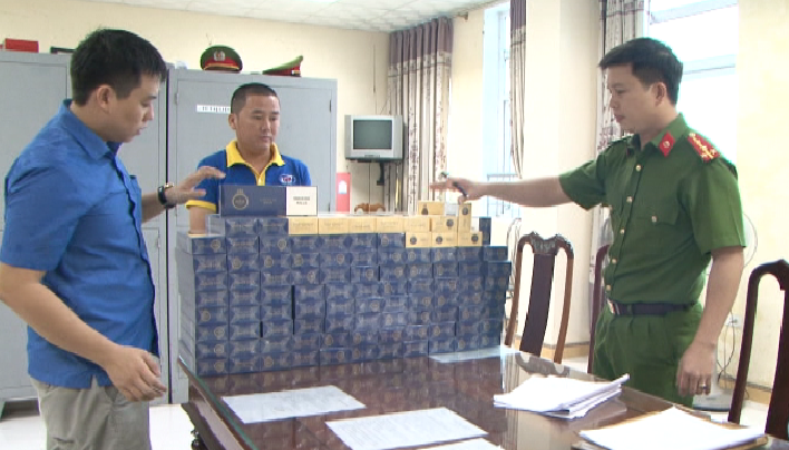 Bắt giữ đối tượng mua bán gần 1.000 bao thuốc lá lậu