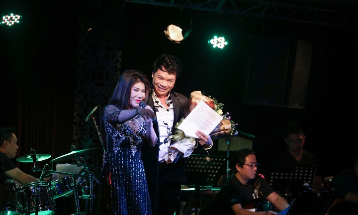 Danh ca Sơn Tuyền xúc động trước tình cảm của khán giả