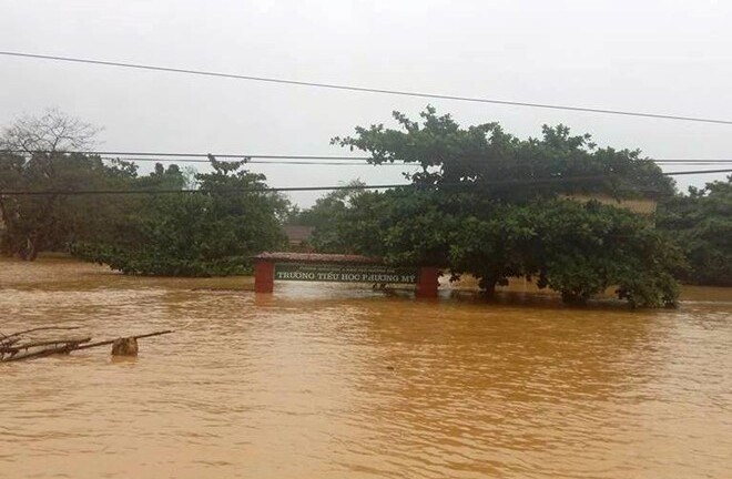 Hơn 100.000 học sinh Hà Tĩnh, Quảng Bình vẫn chưa thể đến trường