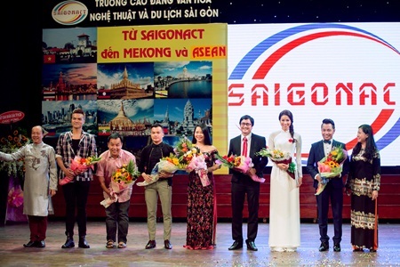 Phạm Hương diện áo dài trắng về trường tặng 100 suất học bổng cho sinh viên