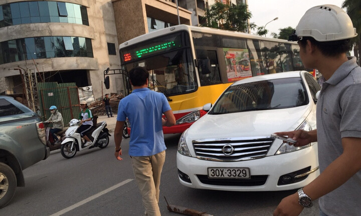 Hà Nội: Đang đi đường bị sắt rơi trúng nóc xe ô tô