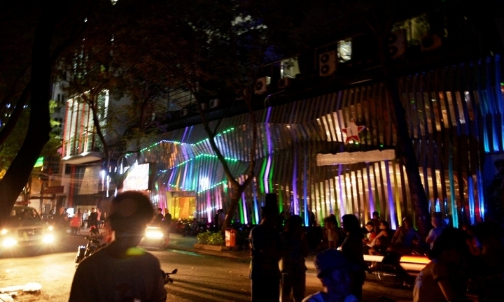 Người đàn ông đang dò vé số bỗng ôm ngực... tử vong