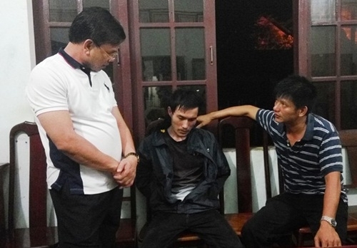 Khởi tố thanh niên bắt giữ con tin, ép công an đưa súng để tự tử