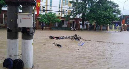 Hàng vạn hộ gia đình chưa có điện do mưa lũ miền Trung