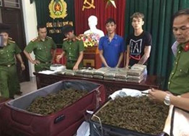 Bắt quả tang 2 đối tượng vận chuyển 40 bánh ma túy qua cửa khẩu 
