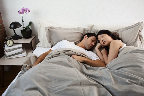 Suốt 1 tuần tân hôn, hai vợ chồng chỉ biết nhìn nhau trân trối rồi quay ra ngủ