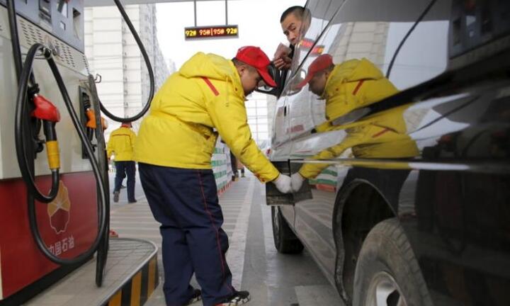 Giá dầu hôm nay tăng nhẹ do Mỹ giảm lượng dầu dự trữ