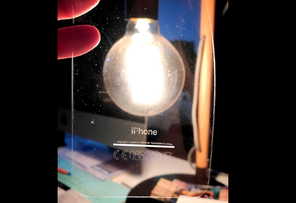 iPhone 7 Jet Black bong tróc vỏ ngoài vì miếng dán bảo vệ