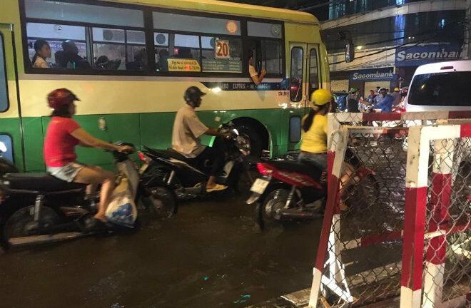 Không mưa nhưng Sài Gòn vẫn ngập do đợt triều cường cao nhất năm