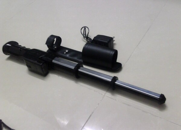 Dùng roi điện khống chế nhân viên kế toán để cướp tiền lương