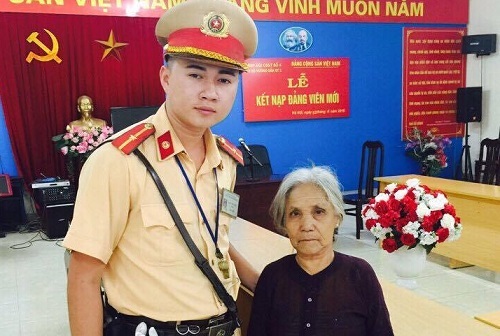 CSGT thông báo tìm người nhà cho cụ già bị lạc