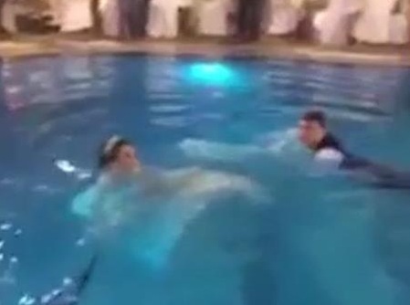 Cô dâu suýt chết đuối vì nhảy xuống bể bơi ăn mừng