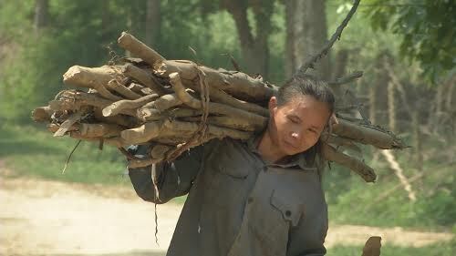 Người phụ nữ lam lũ thay chồng gánh vác cả gia đình