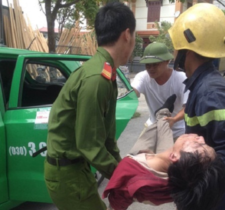 Người dân phá cửa giải cứu nam thanh niên trong ngôi nhà đang cháy