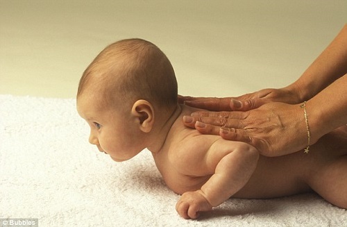 Tại sao cha mẹ không nên dùng dầu ô liu để massage cho bé?