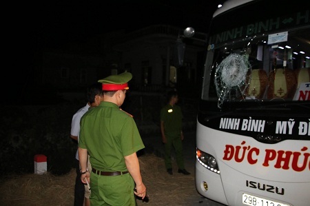 Xe khách bị ném đá, hơn 20 hành khách hoảng loạn