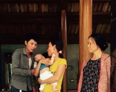 Bố bế con tháo chạy, dân truy đuổi vì nghi ngờ bắt cóc trẻ em