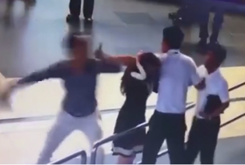 Hành khách nam xô xát ở sân bay mong nữ nhân viên thông cảm!