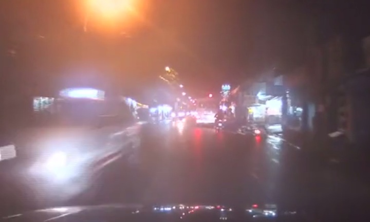 Bị cướp điện thoại giữa đường, hai người đi xe máy ngã dúi dụi