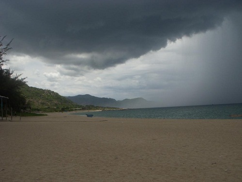 Dự báo thời tiết ngày mai 23/10: Vùng biển mưa dông