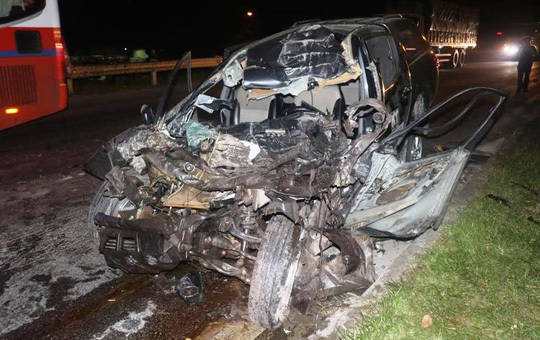 Tài xế bị mắc kẹt sau tai nạn húc đuôi xe tải