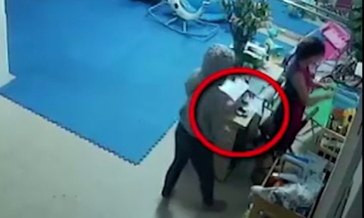 Liều lĩnh trộm điện thoại trước mặt cô giáo nhanh như chớp