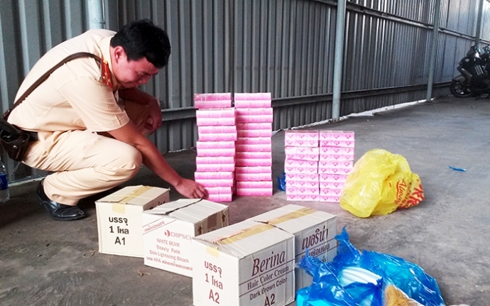 Bắt giữ 3.000 bao thuốc lá lậu dưới gầm xe khách