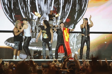 Scorpions rực cháy với hơn vạn khán giả tại Hoàng Thành Thăng Long