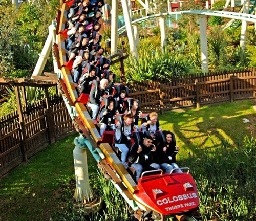 Bị cấm đi tàu lượn siêu tốc vì... ngực quá lớn