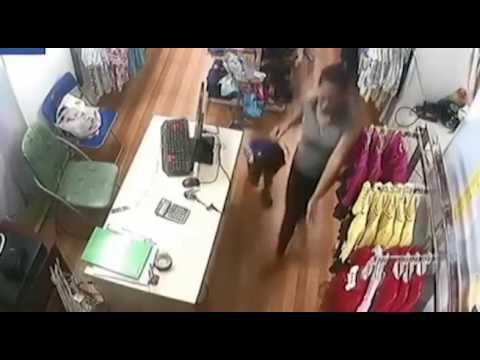 Người phụ nữ xúi bé trai trộm tiền trong shop quần áo