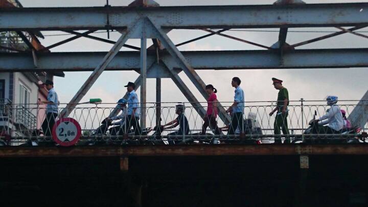 Kịp thời cứu một thiếu nữ 9X nhảy cầu Long Biên