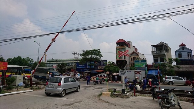 Vụ tàu đâm ô tô, 5 người chết: Người gác chắn đường tàu nói gì?