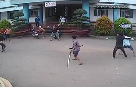 Hai nhóm thanh niên cầm mã tấu chém nhau trong bệnh viện