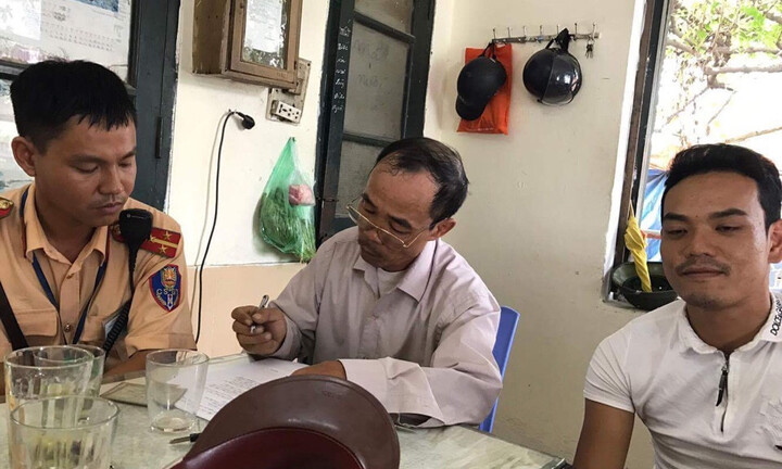 Giải cứu nam thanh niên tìm cách lao vào tàu hỏa