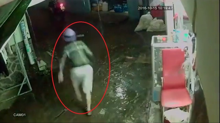 Táo tợn xông vào tiệm uốn tóc giật điện thoại