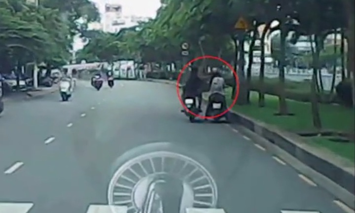 Thanh niên liều lĩnh giật điện thoại trên phố Sài Gòn
