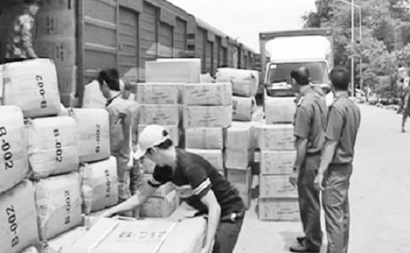 Hàng lậu “đột nhập” toa hàng, ai đứng sau bảo kê? 