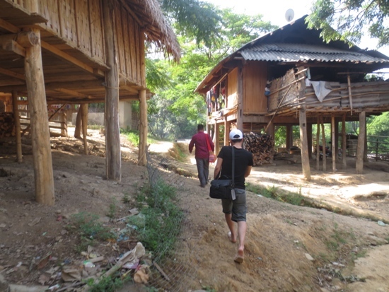 Nghi mâu thuẫn tình cảm, vợ ăn lá ngón tự vẫn