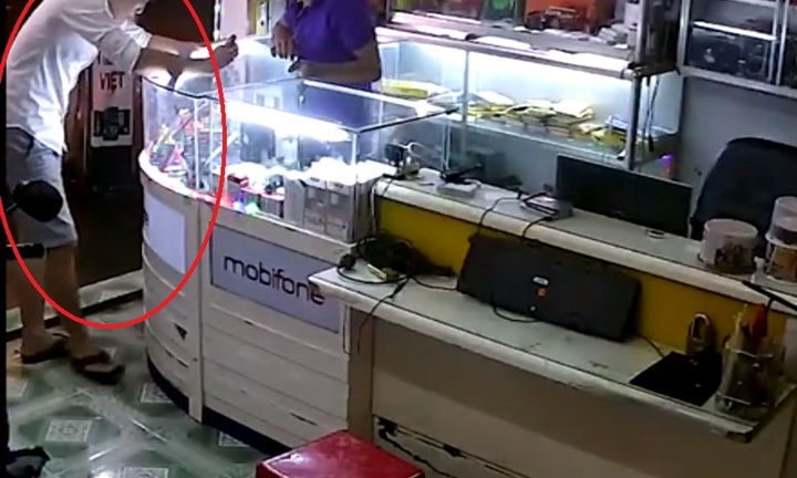 Giả vờ mua hàng, tên cướp ôm điện thoại bỏ chạy