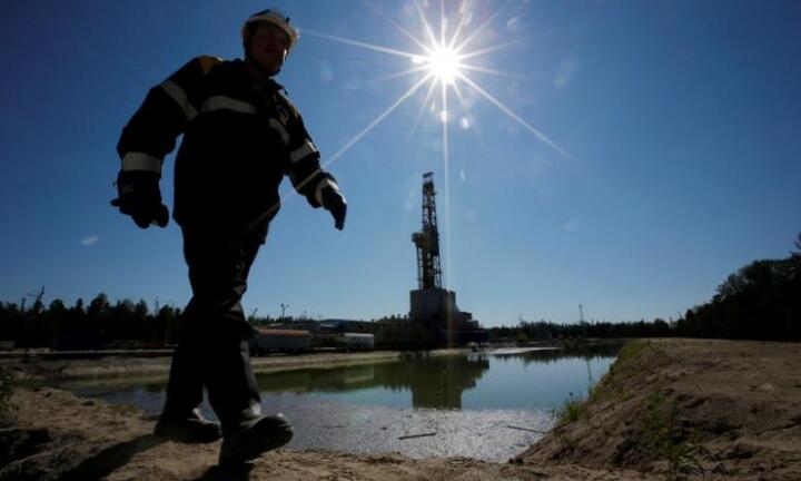 Giá dầu hôm nay giảm do nguồn cung tiếp tục tăng