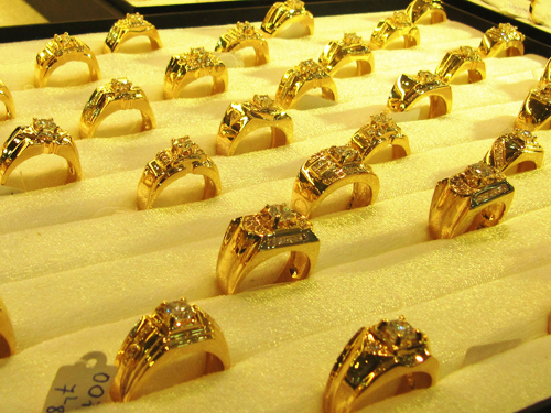 Giá vàng hôm nay 26/10: Giá vàng thế giới quay đầu tăng mạnh