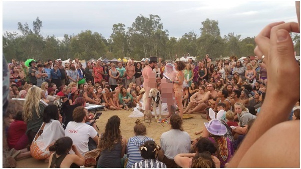 Cô dâu chú rể khỏa thân trong đám cưới vì quá béo