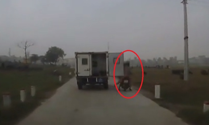 Hai người đi xe máy ngã dúi dụi vì bị cửa ô tô đập trúng đầu