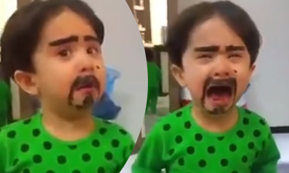 Không thể nhịn cười với phản ứng của cậu bé khi bị mẹ troll