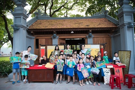 Hoa hậu Ngọc Hân, Á hậu Thanh Tú dạy vẽ cho trẻ em